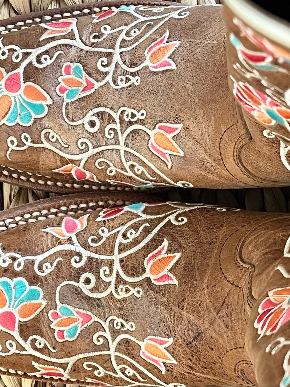 Ariat flower Embroidered Floral Cowboy Boots - Picture 3 of 13